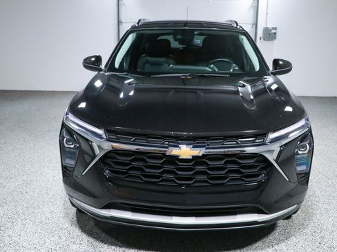 Used 2025 Chevrolet Trax LT w/ LT Convenience Package FWD image 4