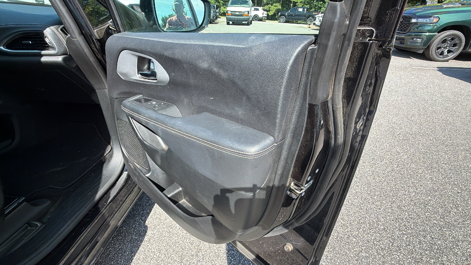 Used 2025 Chrysler Pacifica Limited FWD image 19
