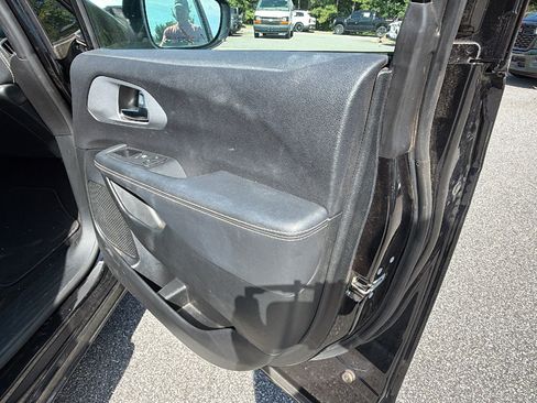 Used 2025 Chrysler Pacifica Limited FWD image 19