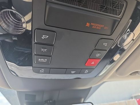 Used 2025 Kia Carnival FWD image 19