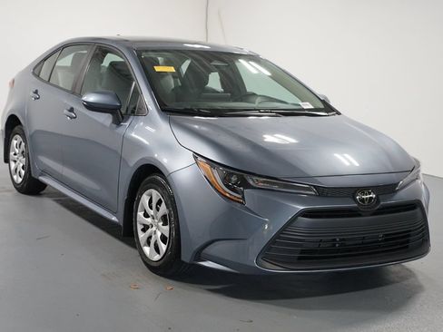 Certified 2025 Toyota Corolla LE FWD image 3