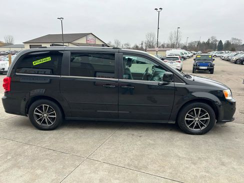 Used 2017 Dodge Grand Caravan SXT image 4