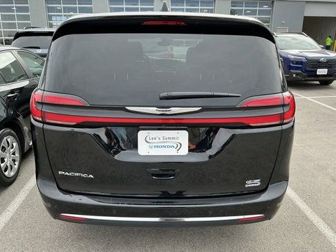 Used 2025 Chrysler Pacifica Select image 6