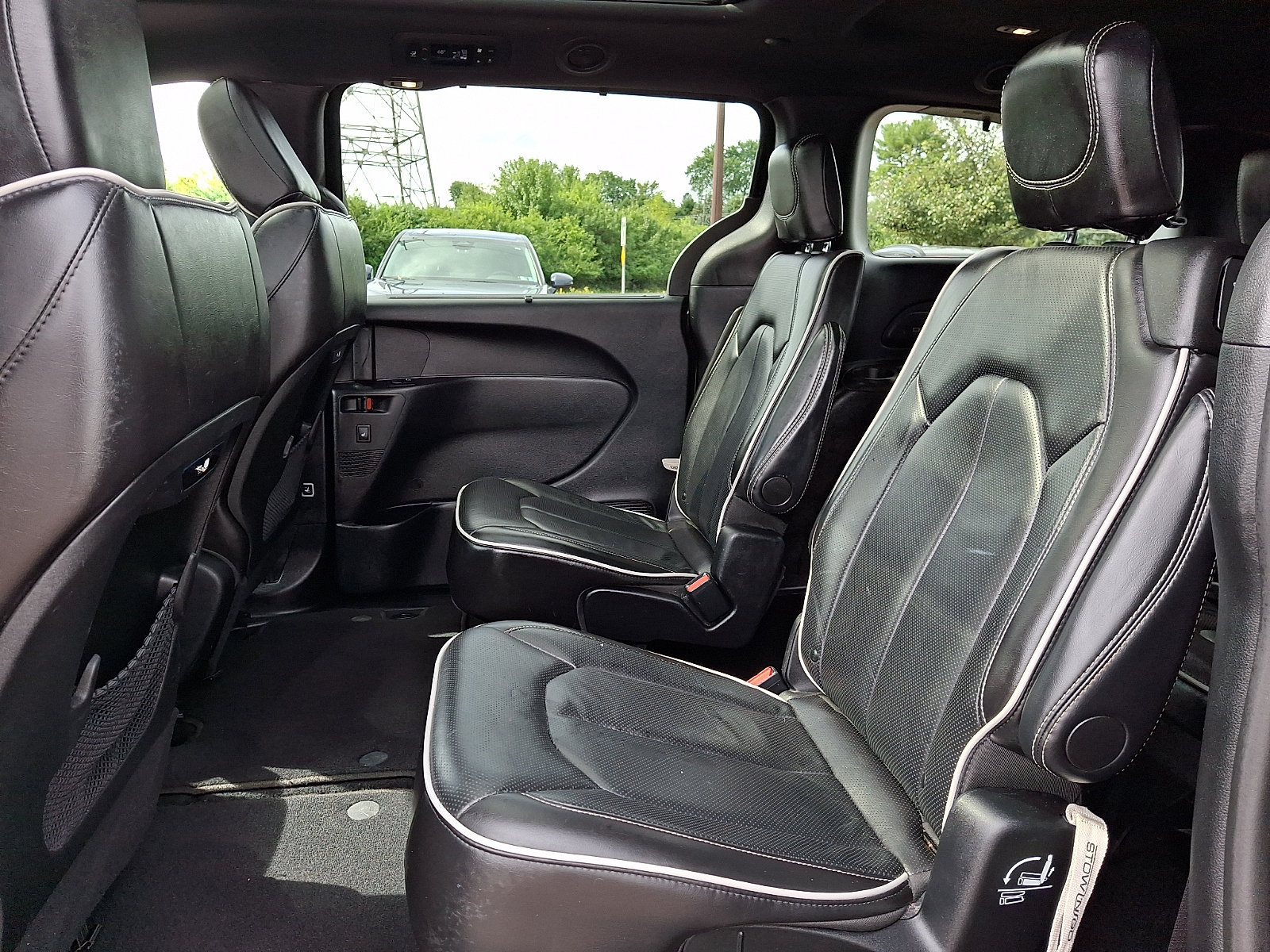 Used 2025 Chrysler Pacifica Limited FWD image 11