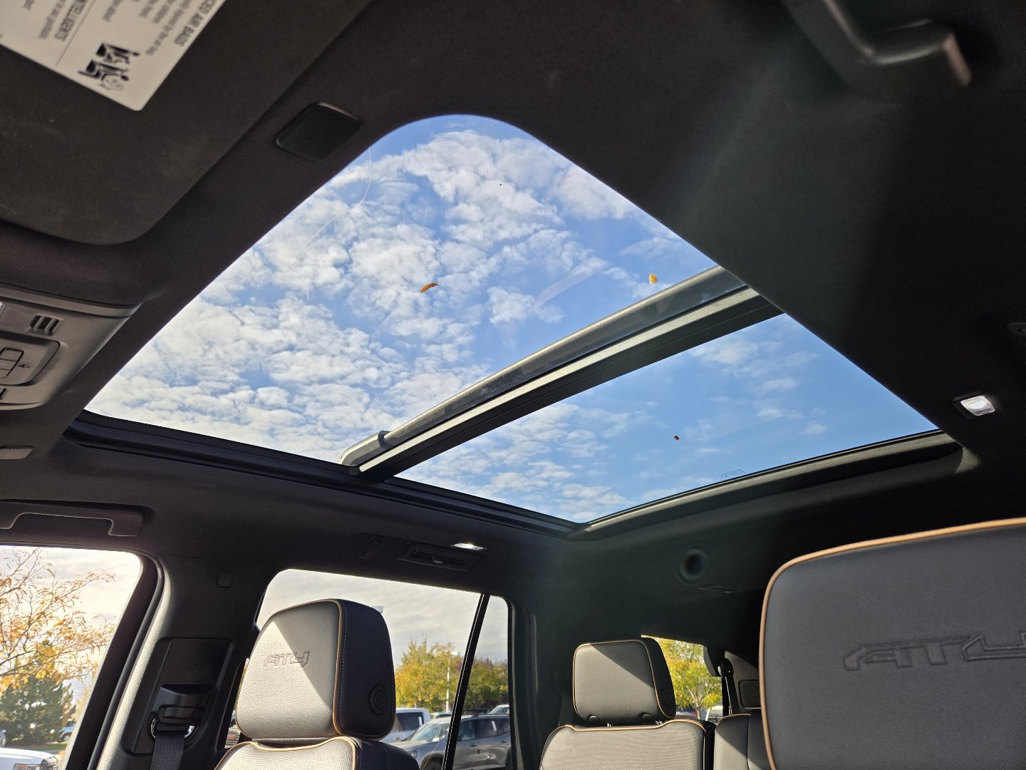 Used 2024 GMC Yukon AT4 AWD/4WD image 5