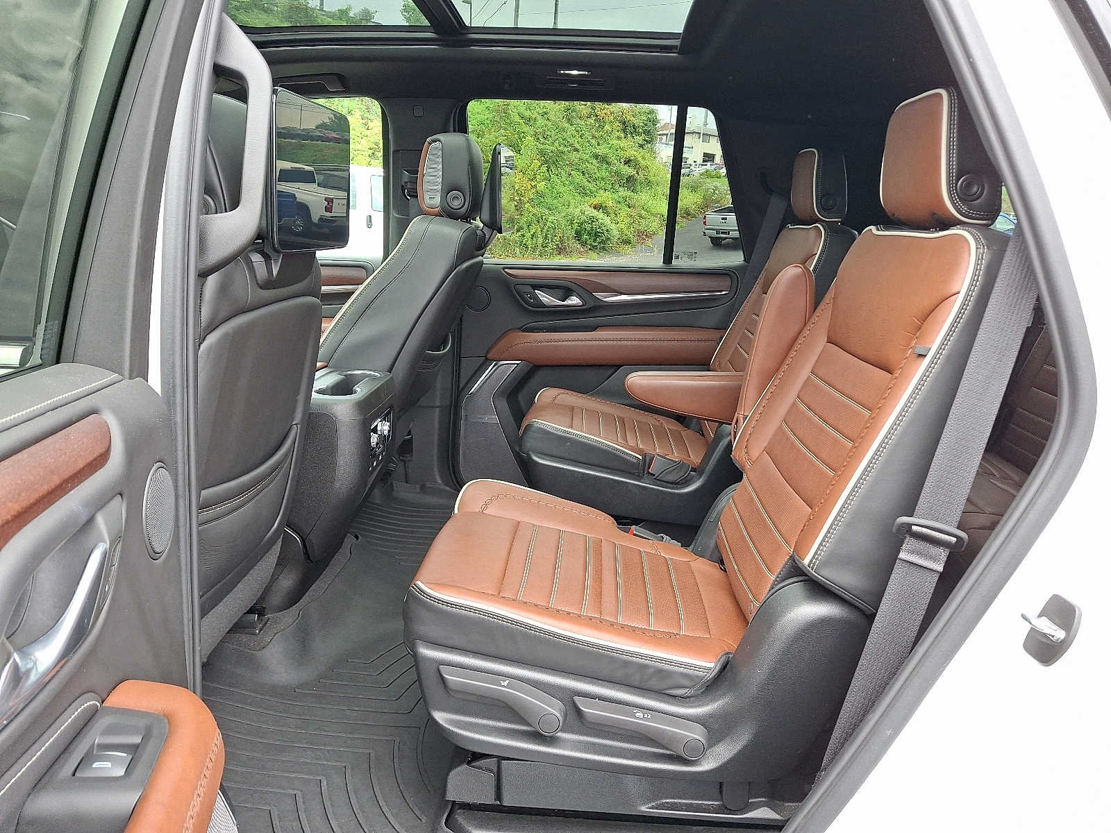Used 2024 GMC Yukon Denali Ultimate AWD/4WD image 11