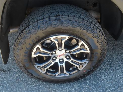 Used 2025 GMC Canyon AT4 w/ Technology Plus Package AWD/4WD image 15