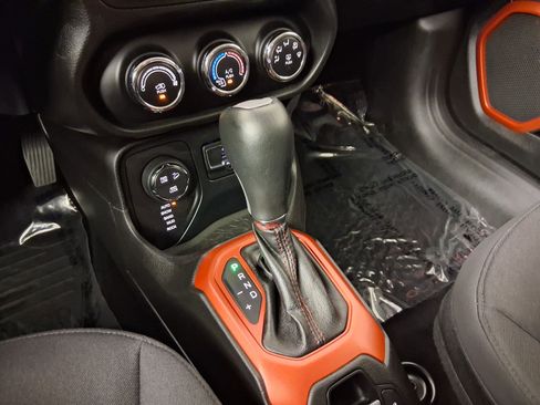Used 2016 Jeep Renegade Trailhawk AWD/4WD image 16