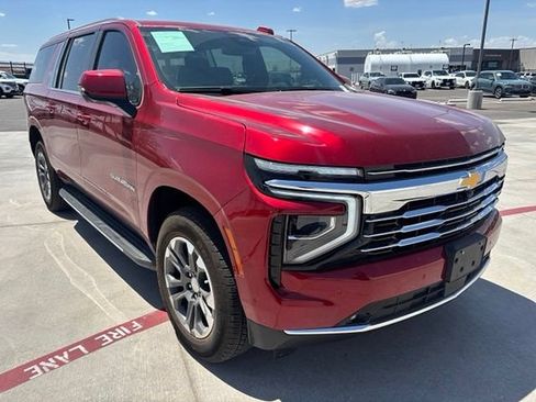 Used 2025 Chevrolet Suburban LT w/ Comfort Package RWD image 2