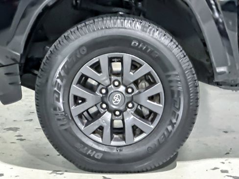 Used 2021 Toyota Tacoma SR5 AWD/4WD image 11