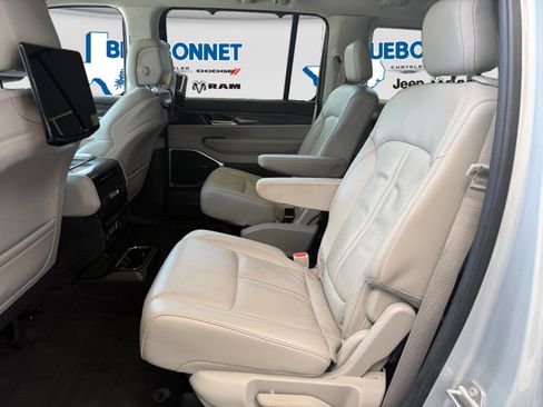 Used 2022 Jeep Wagoneer Series II w/ Convenience Group I AWD/4WD image 21