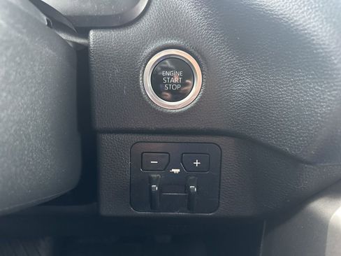 Used 2022 Toyota Tundra SR5 w/ SR5 Convenience Package image 11