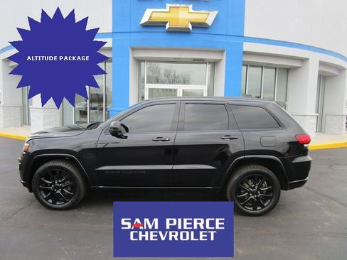 Used 2017 Jeep Grand Cherokee Altitude image 1
