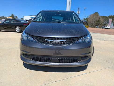 Used 2022 Chrysler Voyager LX image 7