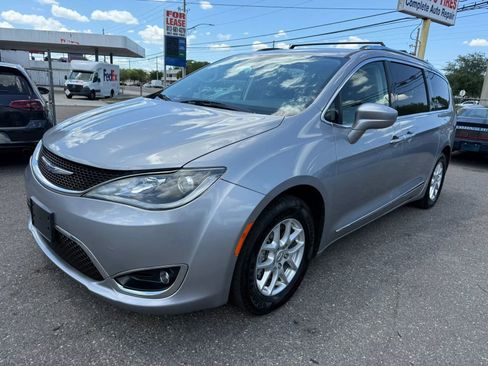 Used 2020 Chrysler Pacifica Touring-L FWD image 1