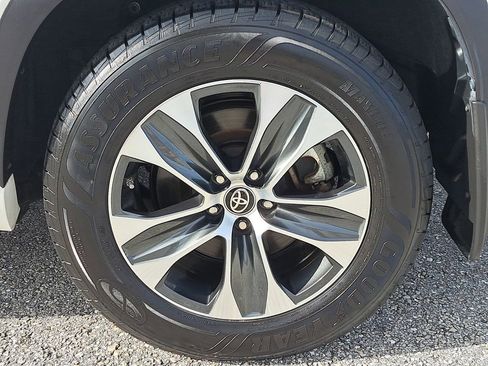 Certified 2021 Toyota Highlander XLE image 5