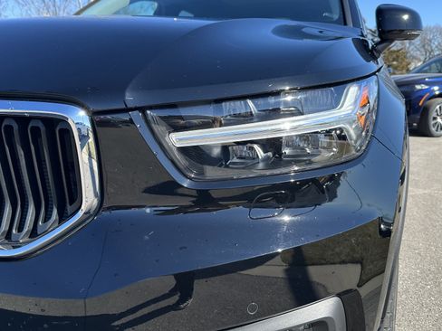 Used 2022 Volvo XC40 T5 Momentum w/ Premium Package image 6