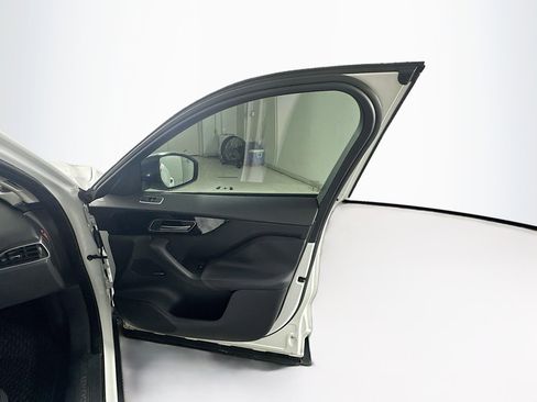 Used 2017 Jaguar F-PACE Premium image 31