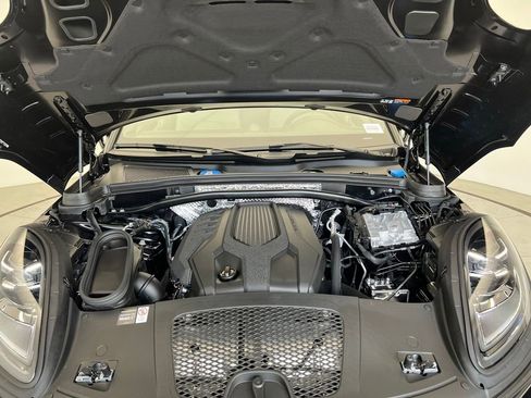 Certified 2025 Porsche Macan AWD/4WD image 26