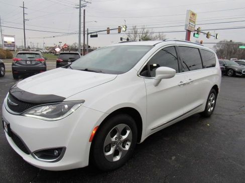 Used 2017 Chrysler Pacifica Touring-L Plus image 3