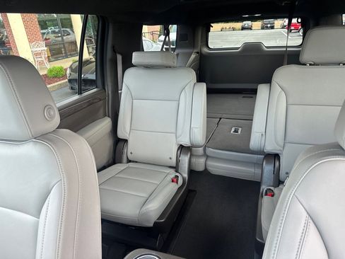Used 2024 Chevrolet Suburban LT w/ Luxury Package image 15