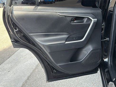 Used 2021 Toyota RAV4 LE image 12