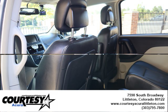 Used 2015 Chrysler Town & Country Touring FWD image 23