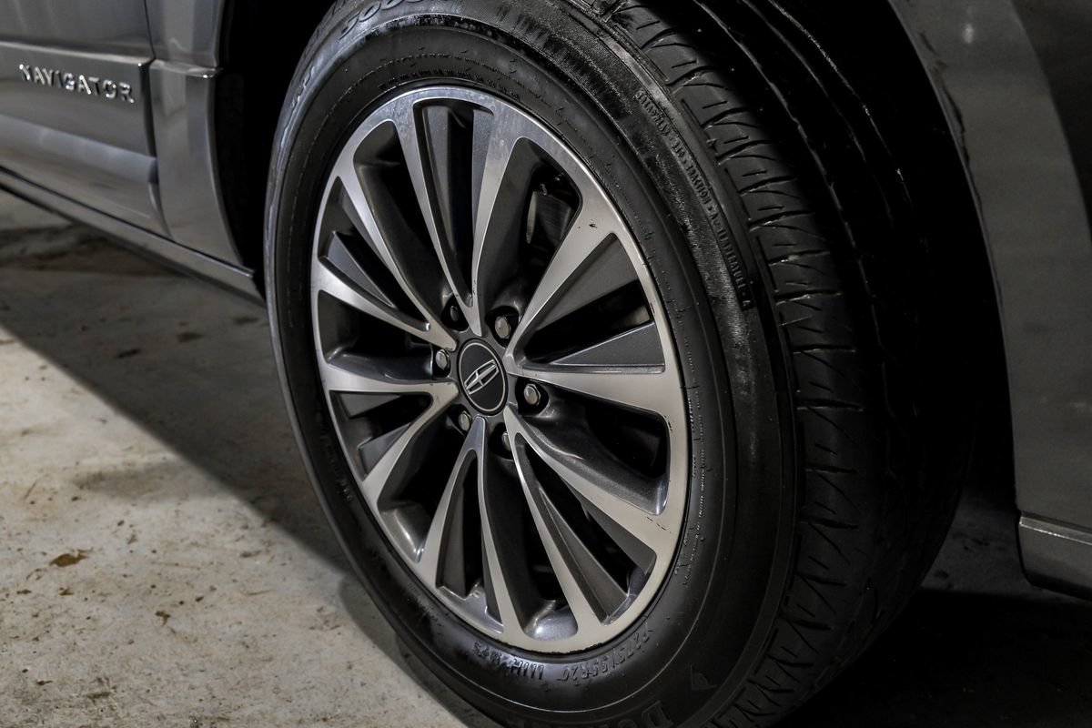 Used 2016 Lincoln Navigator Select RWD image 44