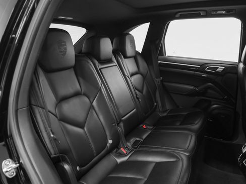 Certified 2018 Porsche Cayenne Platinum Edition image 25