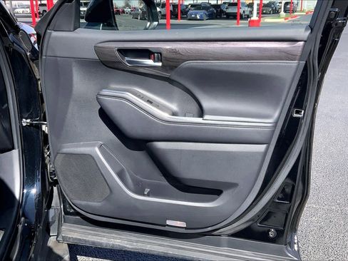 Used 2023 Toyota Highlander Platinum image 23