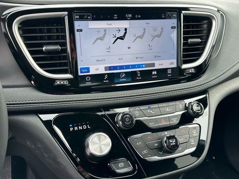 New 2026 Chrysler Pacifica Select image 21