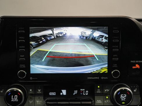 Used 2022 Toyota Highlander XLE AWD/4WD image 25