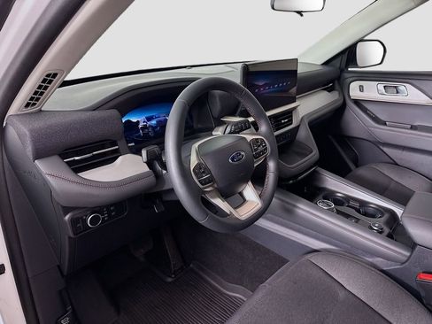 Used 2025 Ford Explorer Active RWD image 9