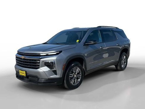 Used 2025 Chevrolet Traverse LT FWD image 1