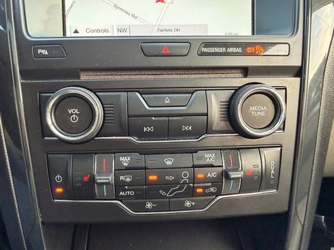 Used 2018 Ford Explorer XLT w/ Equipment Group 202A AWD/4WD image 42