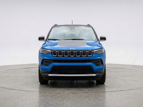 Used 2025 Jeep Compass Limited AWD/4WD image 2