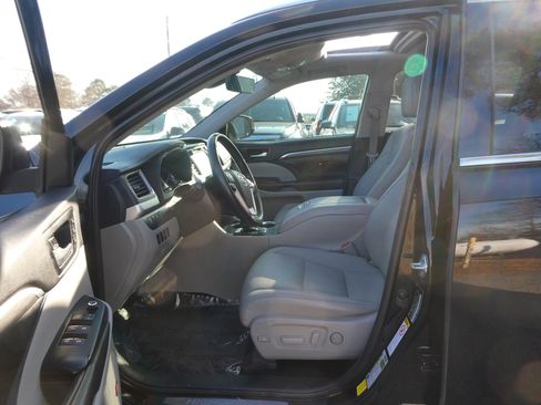 Used 2019 Toyota Highlander Limited image 14