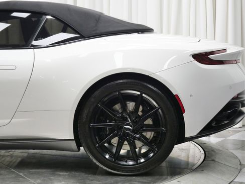 Used 2019 Aston Martin DB11 Volante image 40