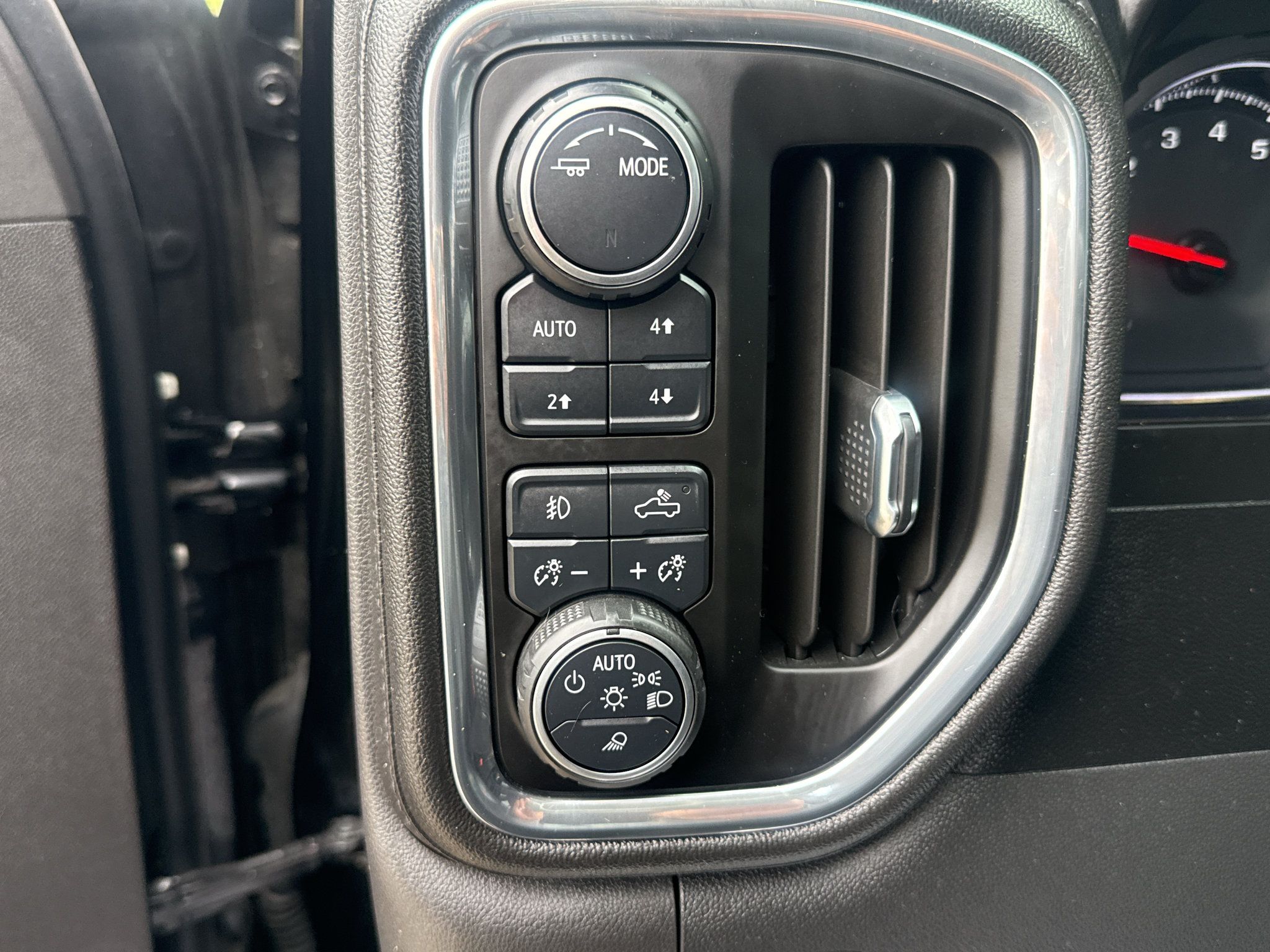 Used 2020 Chevrolet Silverado 1500 LT Trail Boss w/ Midnight Edition AWD/4WD image 16