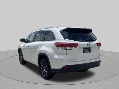 Used 2018 Toyota Highlander XLE AWD/4WD image 4