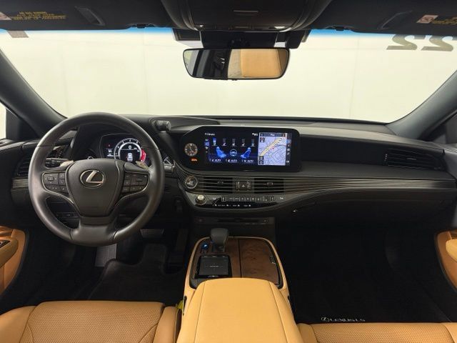 Used 2022 Lexus LS 500 w/ Accessory Package (Z2) RWD image 32
