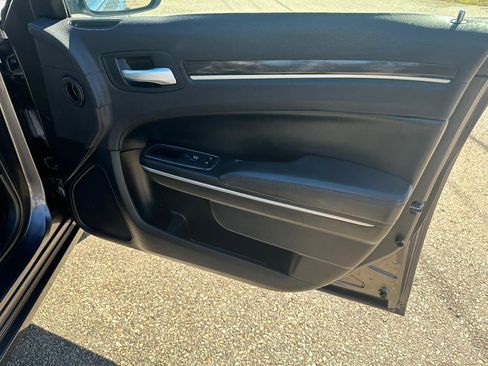 Used 2017 Chrysler 300 Limited w/ Value Package image 10