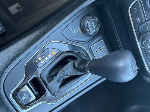 Used 2019 Jeep Cherokee Limited image 19