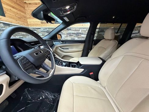 Used 2023 Jeep Grand Cherokee Limited w/ Luxury Tech Group II image 11