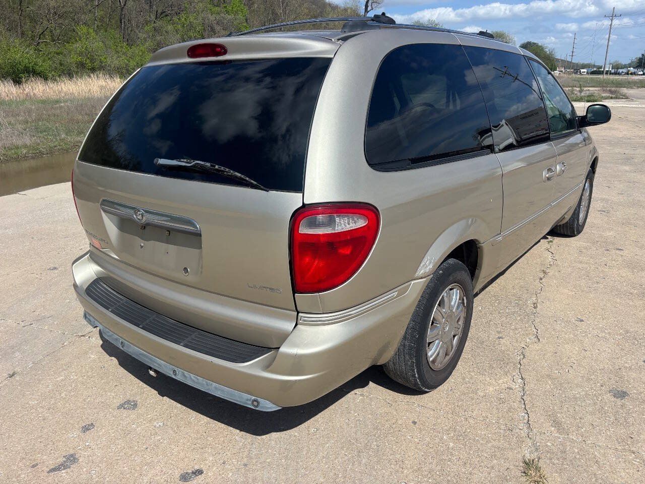 Used 2005 Chrysler Town & Country Limited w/ Trailer Tow Group FWD image 7