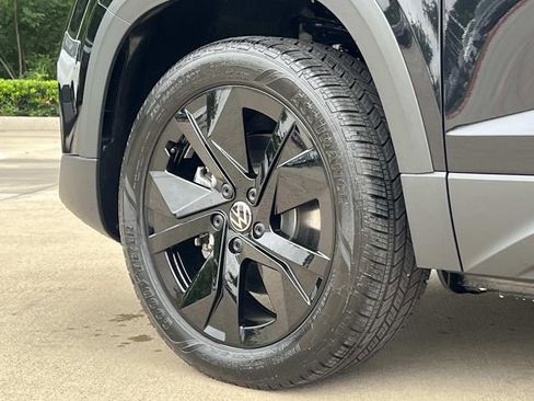 New 2026 Volkswagen Taos SE FWD image 5