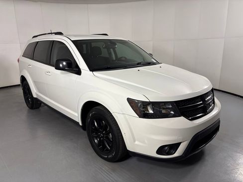Used 2019 Dodge Journey SE w/ Connectivity Group FWD image 2