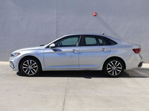 Used 2025 Volkswagen Jetta SE FWD image 2