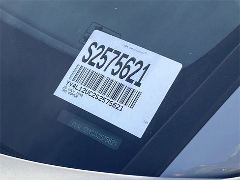 New 2025 Volvo XC40 B5 Plus w/ Protection Package Premier image 24