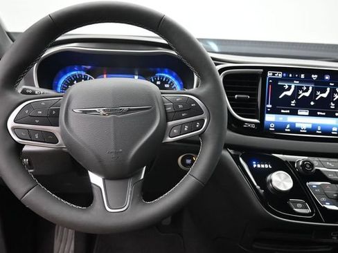 Used 2026 Chrysler Pacifica Select FWD image 11